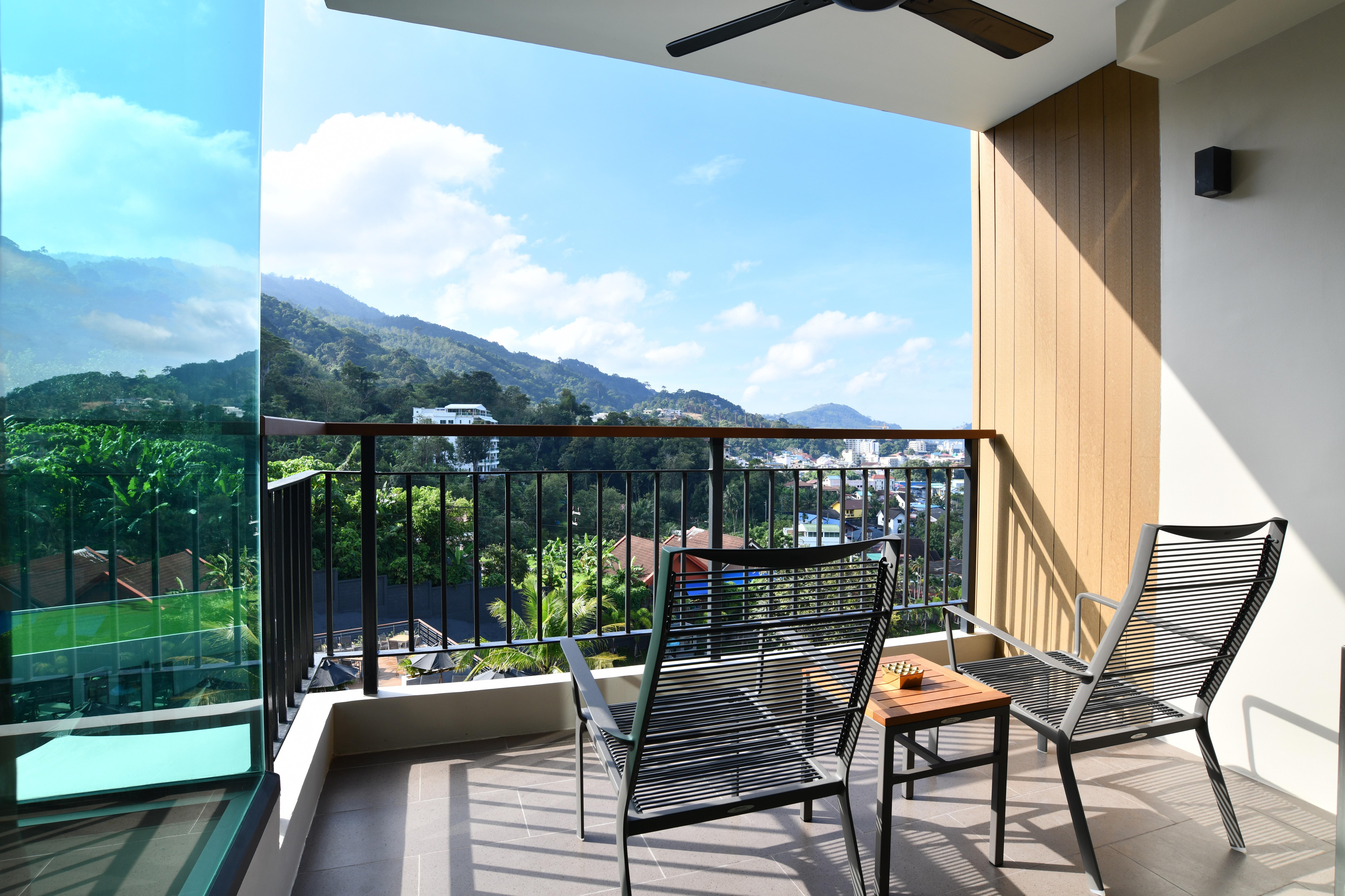 สกายวิว รีสอร์ต ภูเก็ต หาดป่าตอง Hotel Patong ภายนอก รูปภาพ A balcony