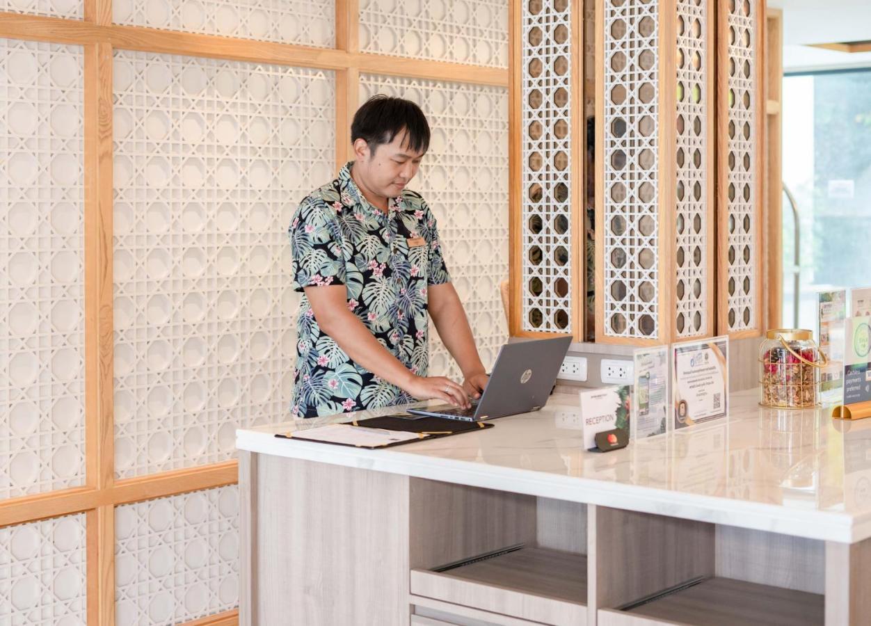 สกายวิว รีสอร์ต ภูเก็ต หาดป่าตอง Hotel Patong ภายนอก รูปภาพ A student working at the library