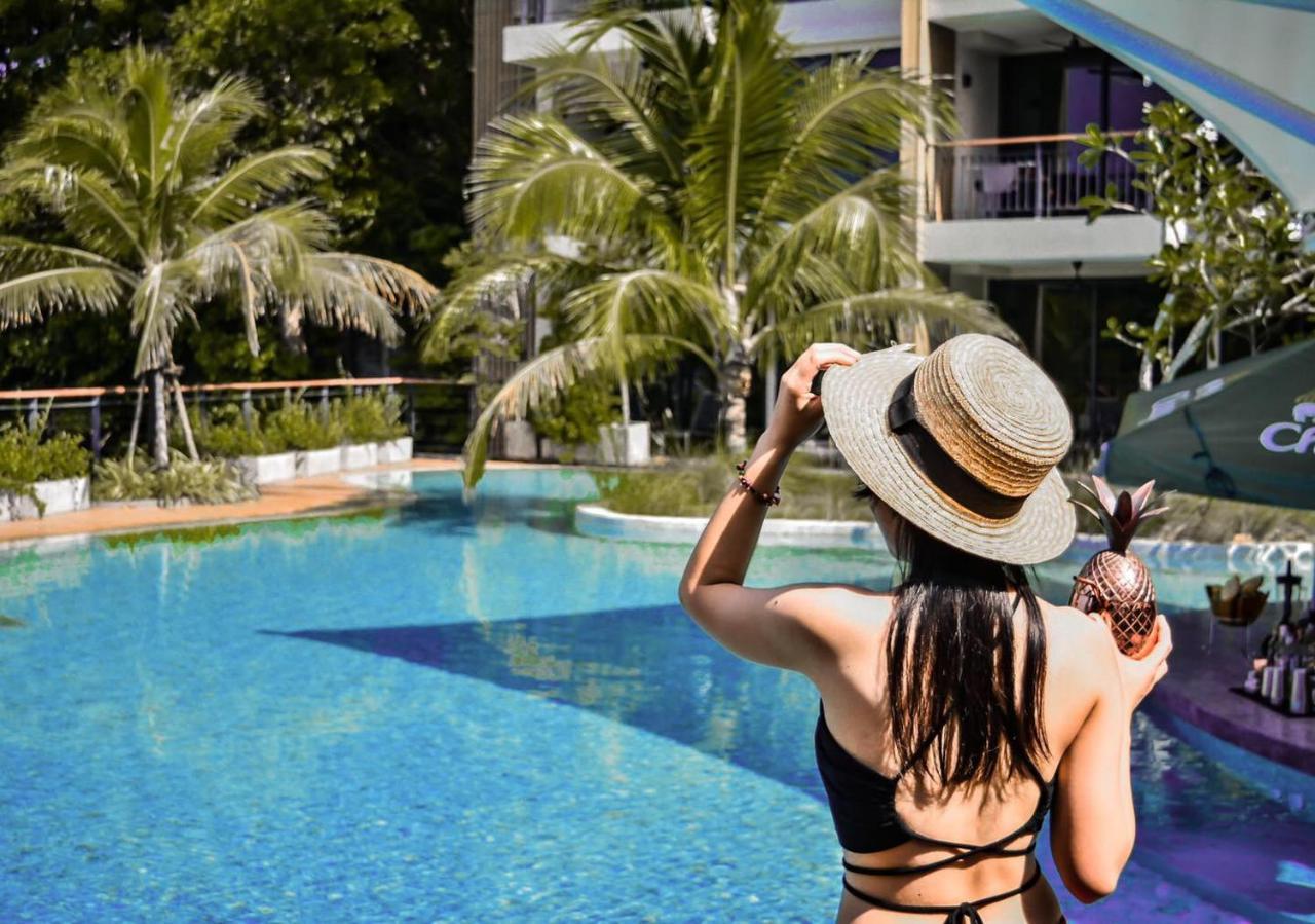 สกายวิว รีสอร์ต ภูเก็ต หาดป่าตอง Hotel Patong ภายนอก รูปภาพ A woman at a pool