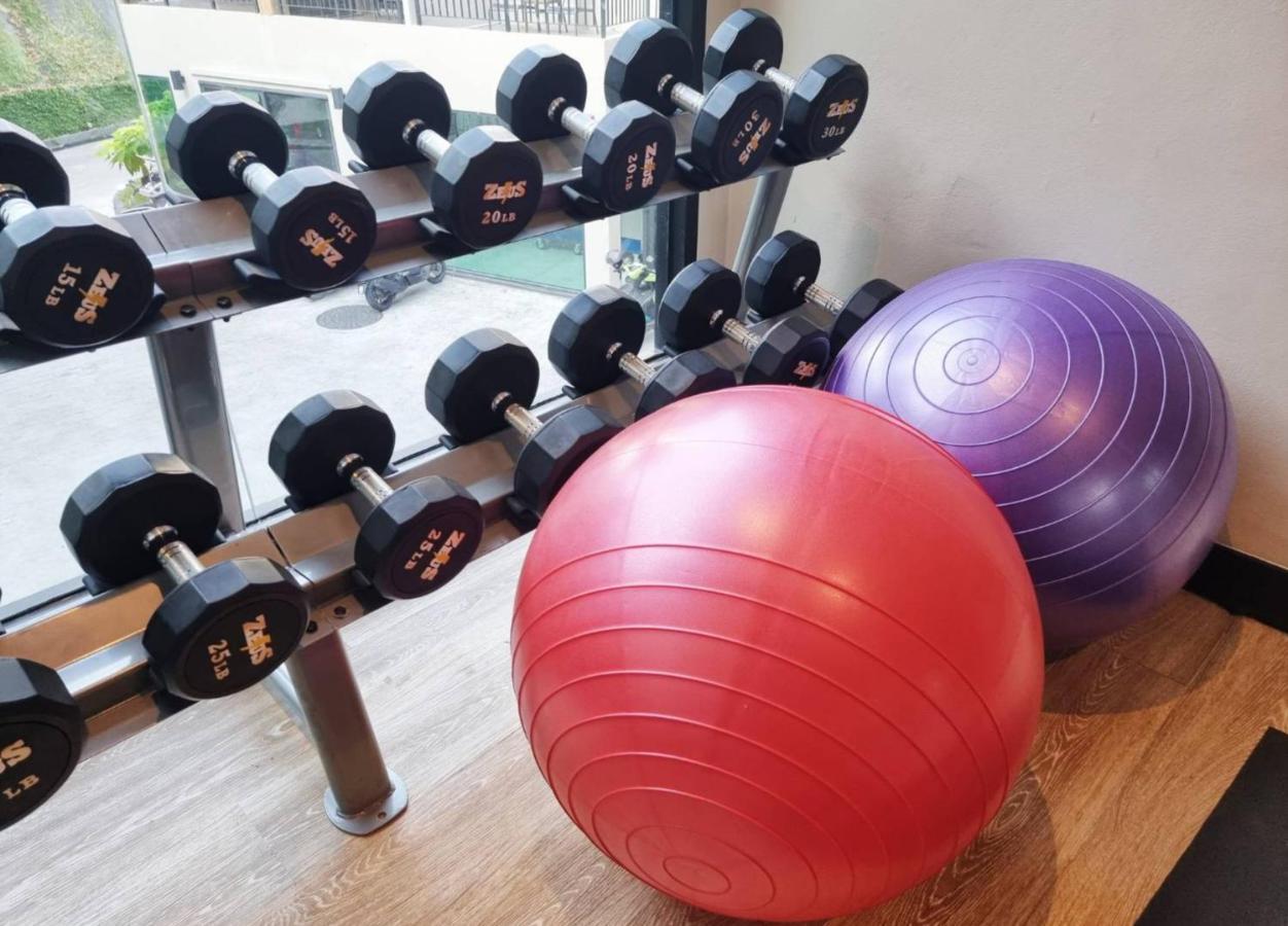 สกายวิว รีสอร์ต ภูเก็ต หาดป่าตอง Hotel Patong ภายนอก รูปภาพ Dumbbells and exercise balls