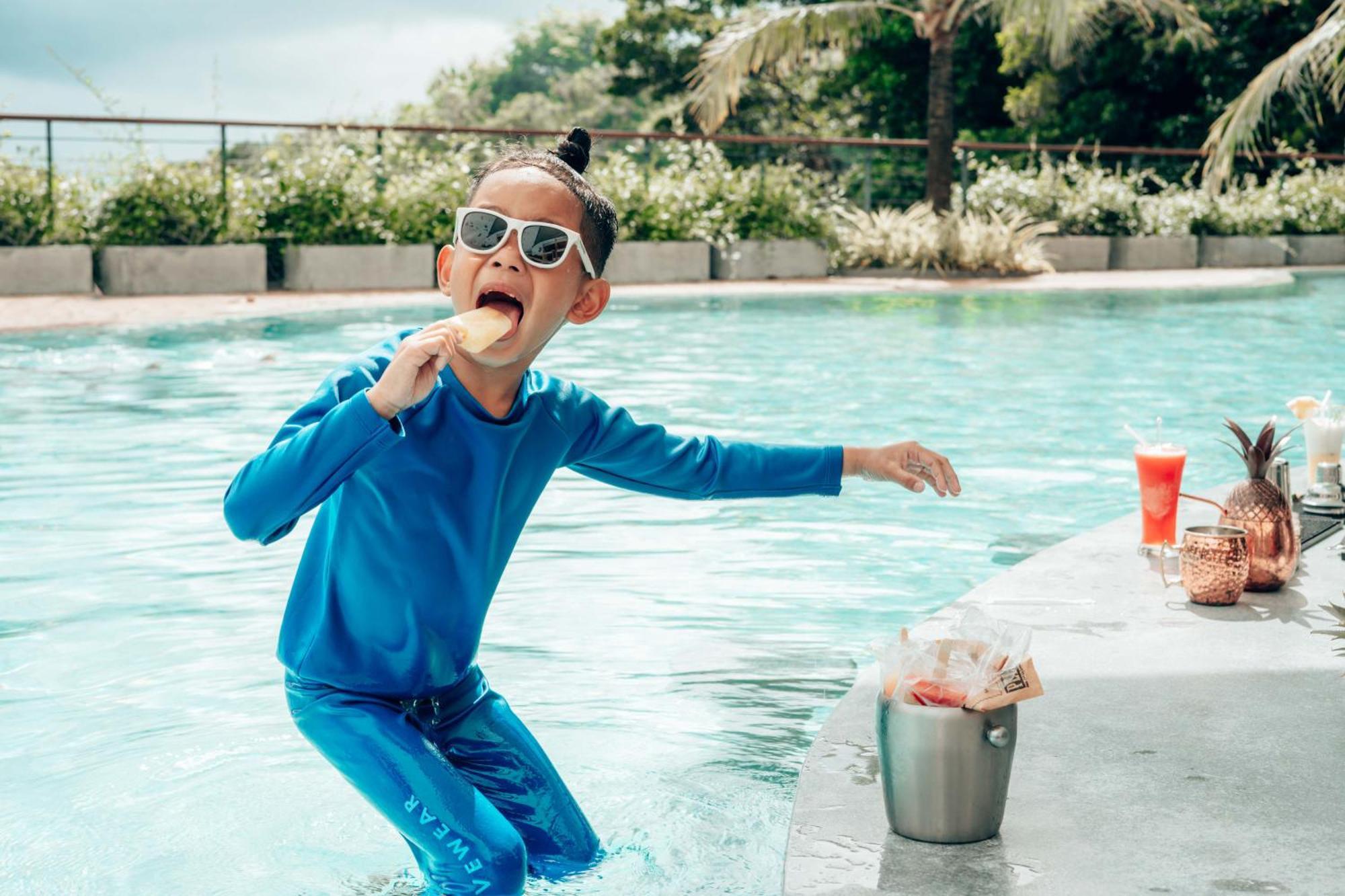 สกายวิว รีสอร์ต ภูเก็ต หาดป่าตอง Hotel Patong ภายนอก รูปภาพ A child wearing a rash guard