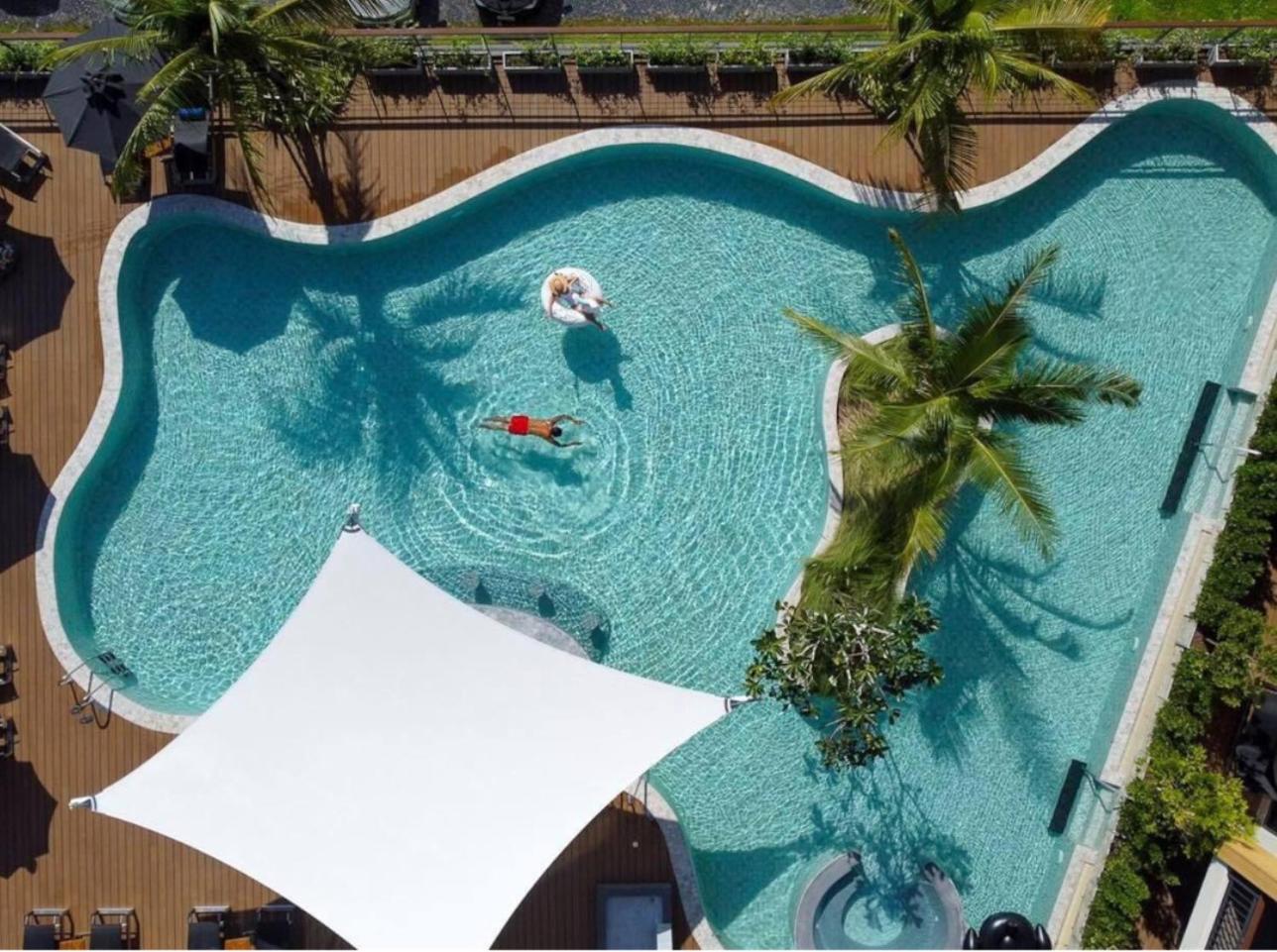 สกายวิว รีสอร์ต ภูเก็ต หาดป่าตอง Hotel Patong ภายนอก รูปภาพ Aerial view of the pool at the Hotel