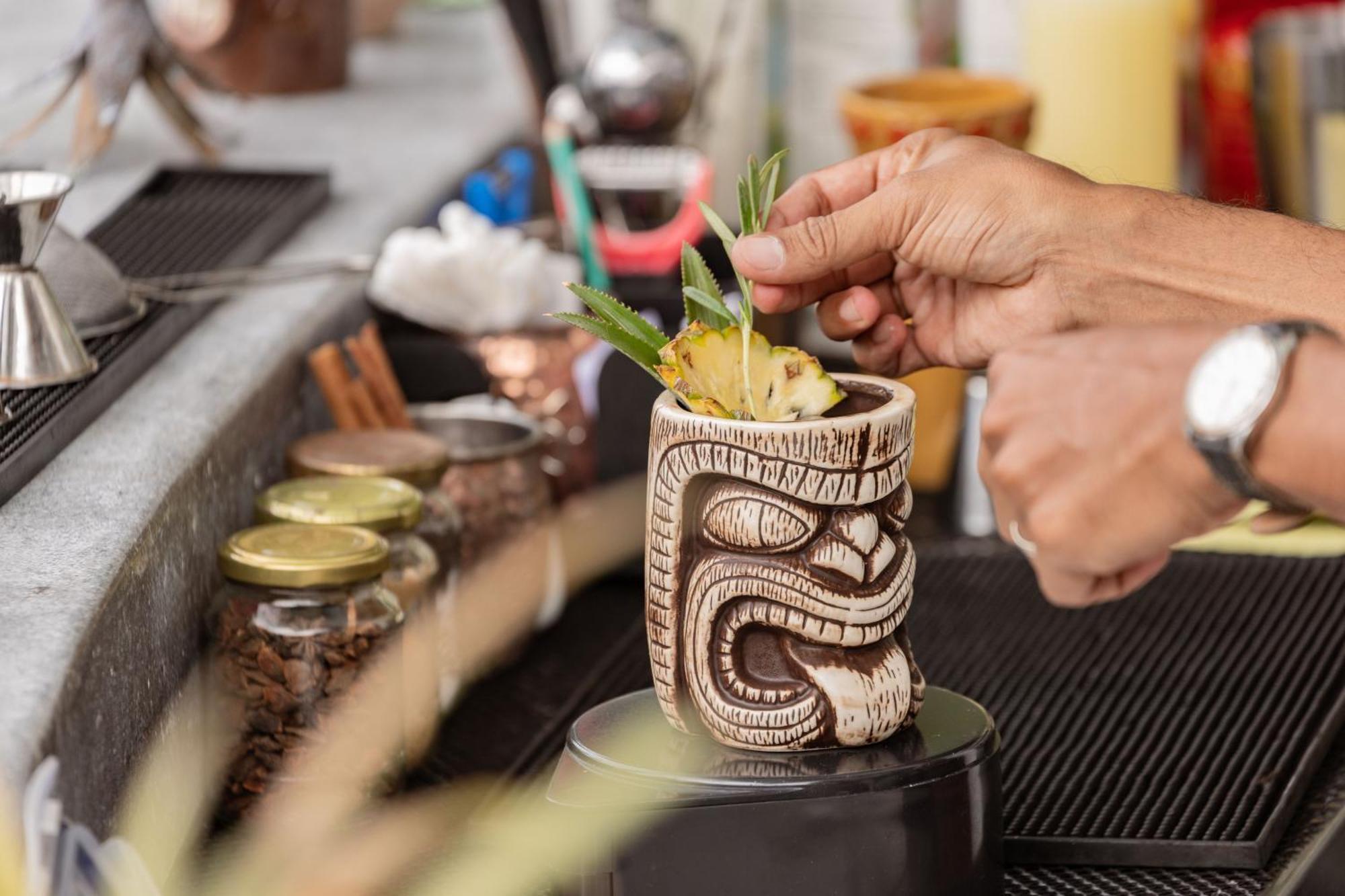 สกายวิว รีสอร์ต ภูเก็ต หาดป่าตอง Hotel Patong ภายนอก รูปภาพ A tiki drink being garnished