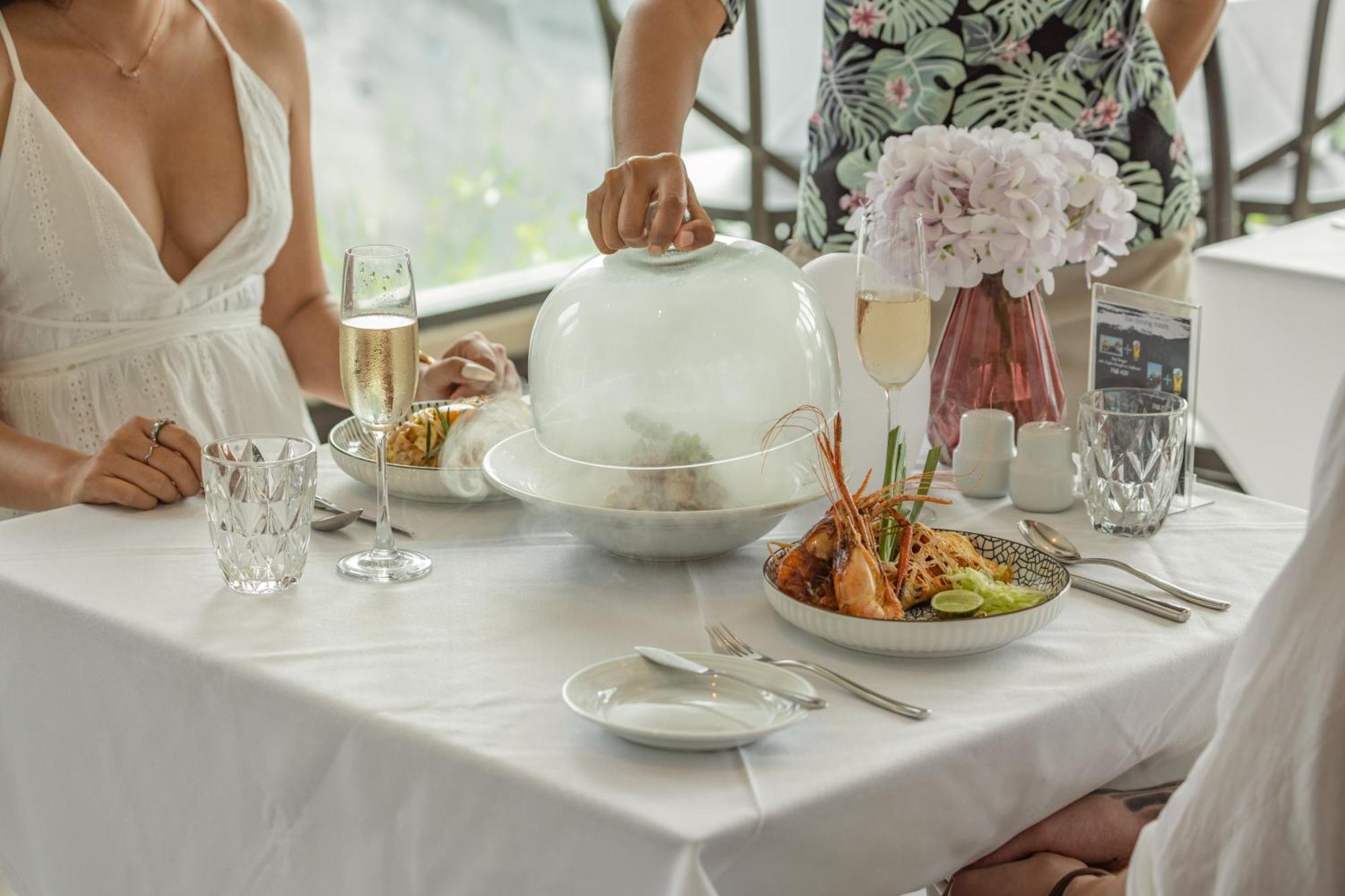สกายวิว รีสอร์ต ภูเก็ต หาดป่าตอง Hotel Patong ภายนอก รูปภาพ A restaurant in the Maldives