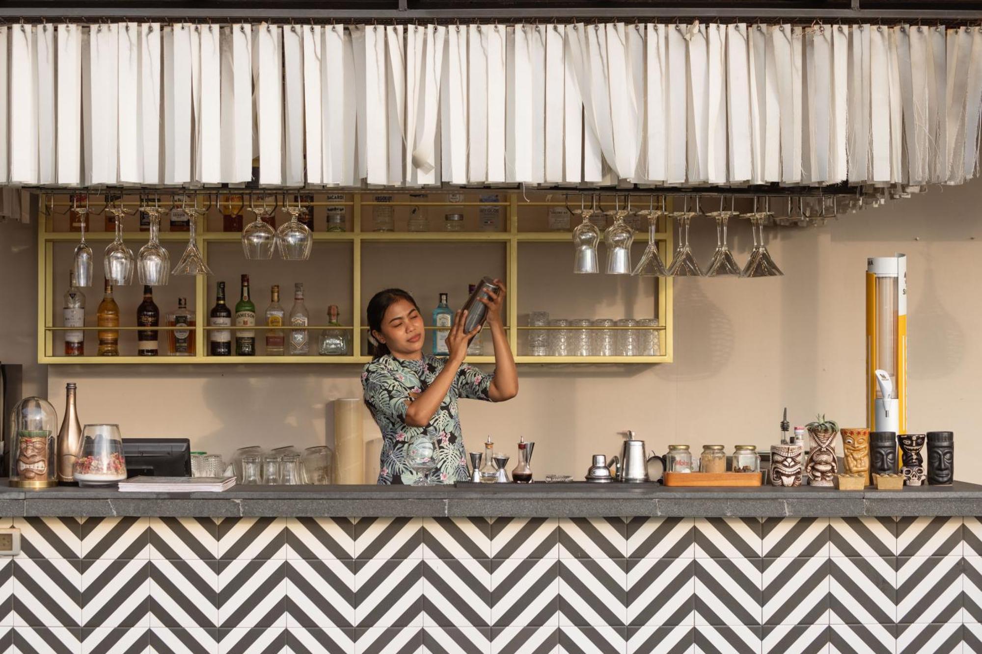 สกายวิว รีสอร์ต ภูเก็ต หาดป่าตอง Hotel Patong ภายนอก รูปภาพ A bartender at work