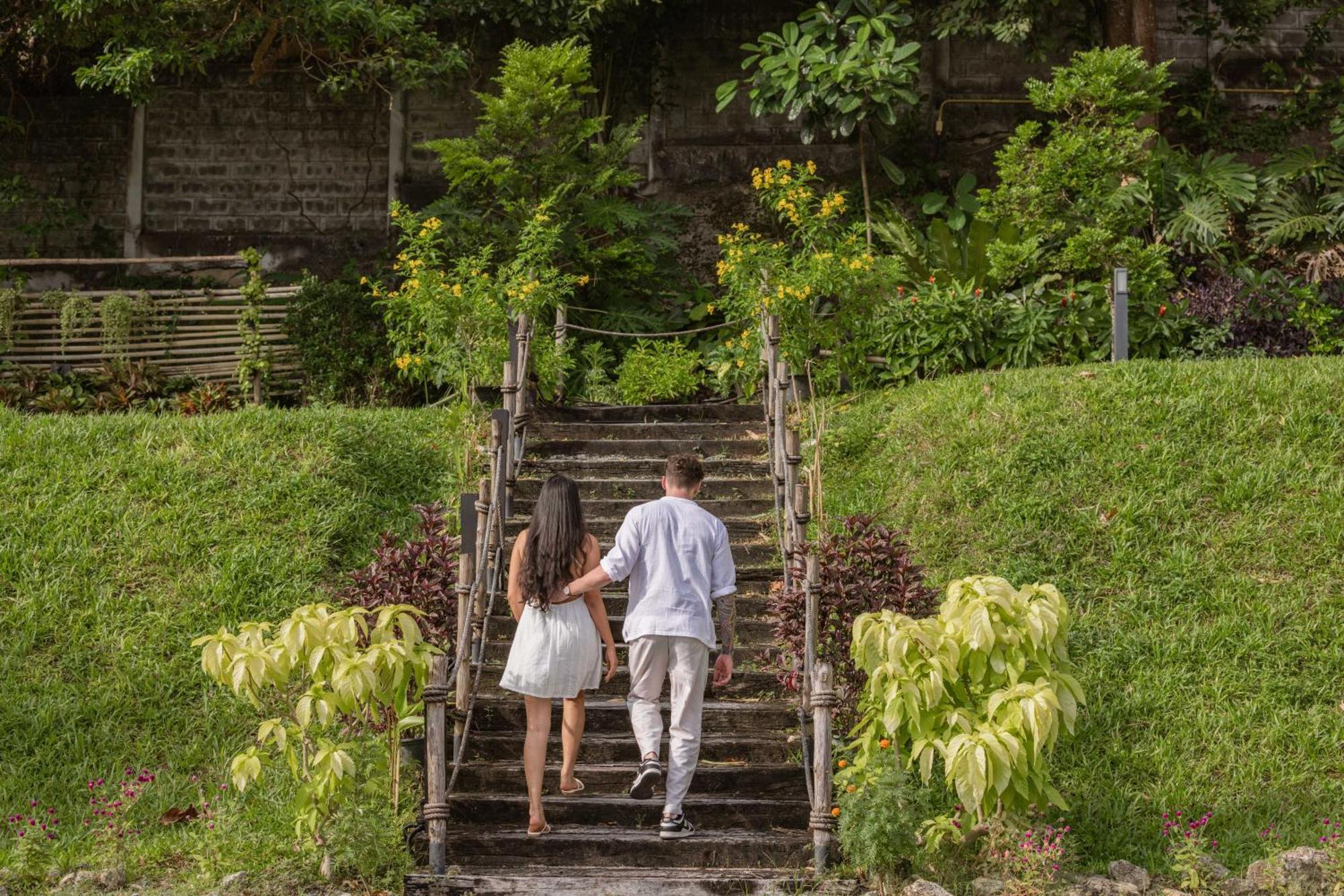 สกายวิว รีสอร์ต ภูเก็ต หาดป่าตอง Hotel Patong ภายนอก รูปภาพ Stairs at the entrance of the botanical garden