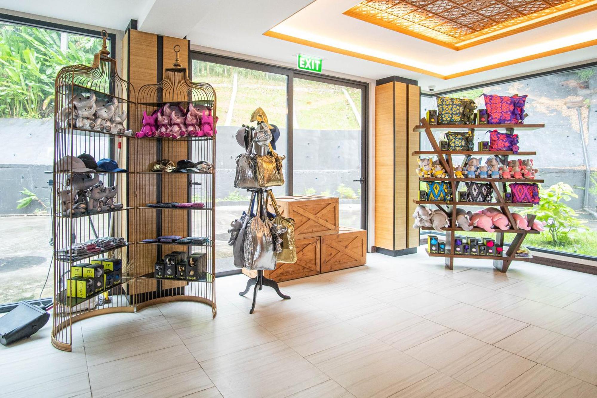 สกายวิว รีสอร์ต ภูเก็ต หาดป่าตอง Hotel Patong ภายนอก รูปภาพ The gift shop at the Butterfly in the City