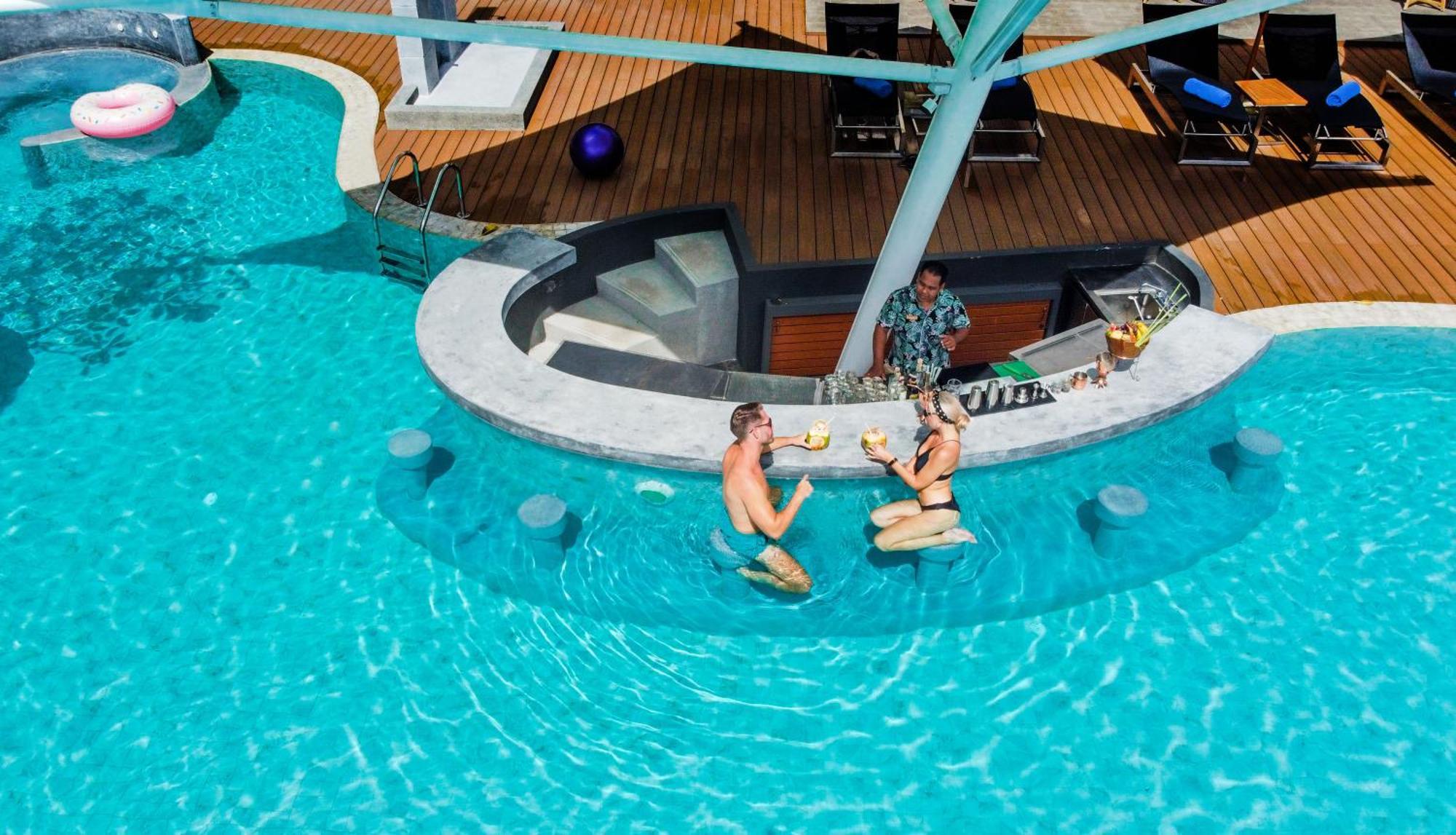 สกายวิว รีสอร์ต ภูเก็ต หาดป่าตอง Hotel Patong ภายนอก รูปภาพ The swim-up bar at the hotel