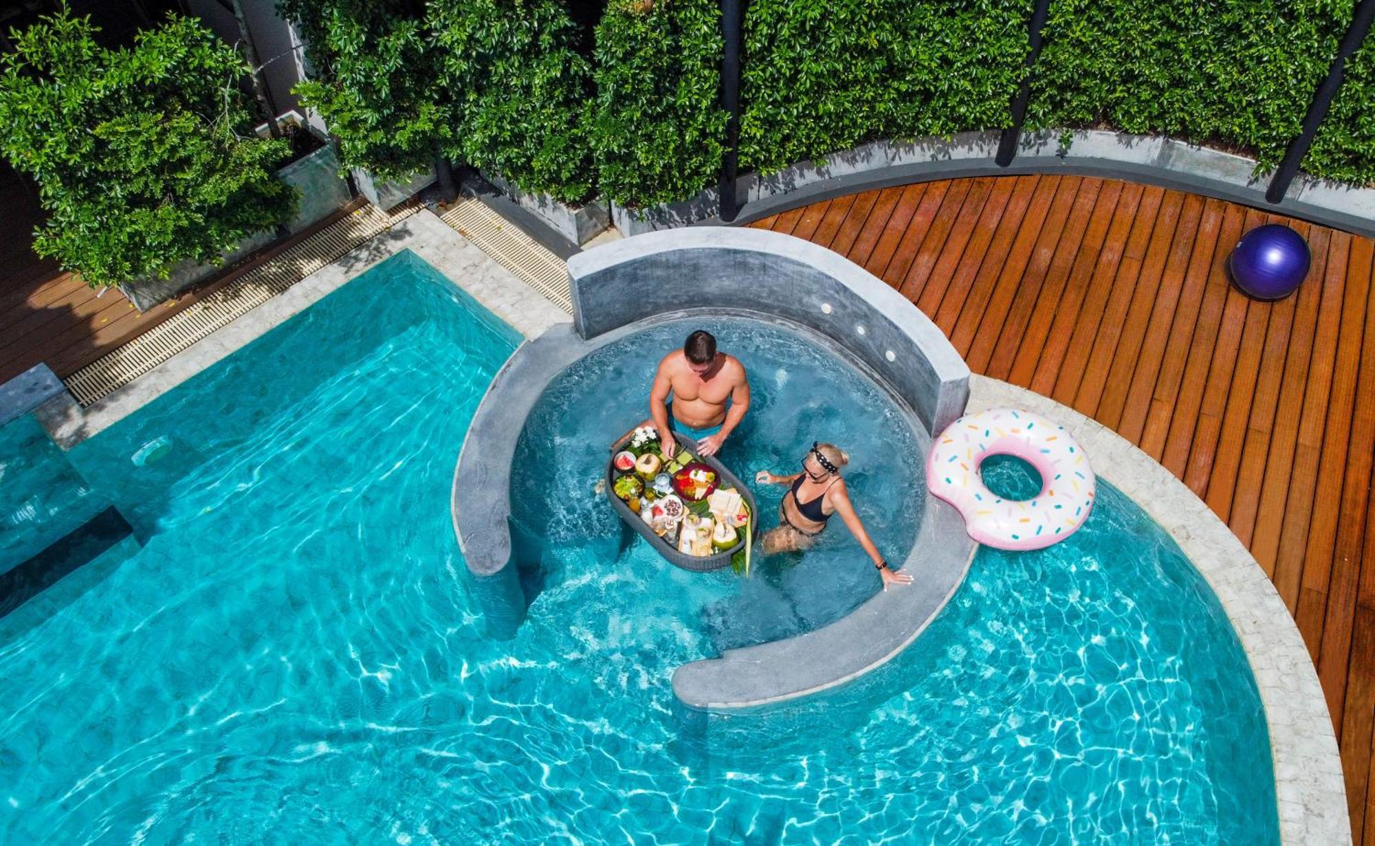 สกายวิว รีสอร์ต ภูเก็ต หาดป่าตอง Hotel Patong ภายนอก รูปภาพ A floating pool table