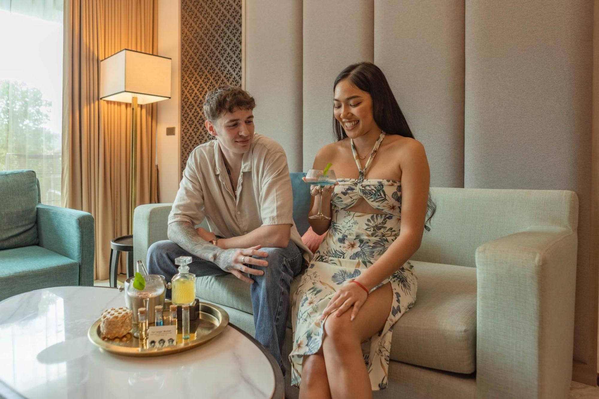 สกายวิว รีสอร์ต ภูเก็ต หาดป่าตอง Hotel Patong ภายนอก รูปภาพ A couple at the hotel